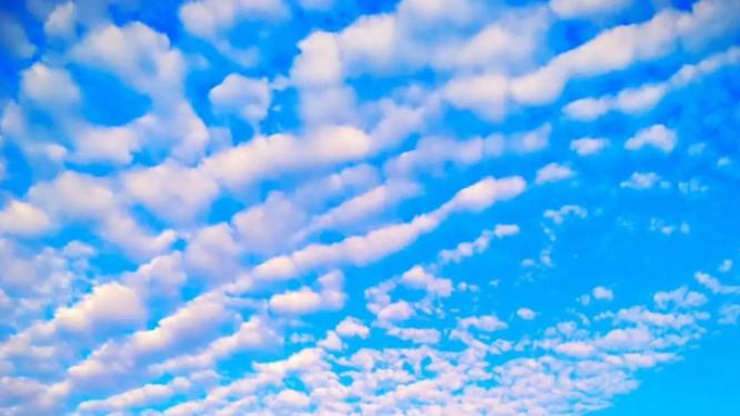 天上的一朵云彩500吨，为啥还能在天上飘？