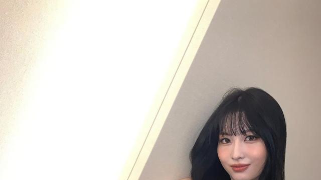 粉色|TwiceMomo秀丰满身材，结实的11字腹肌吸睛，令人“惊艳”的美女