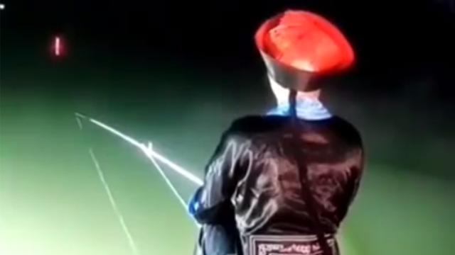|男子夜钓在河边“撞鬼”，真相让人哭笑不得，网友：踹进河里喂鱼