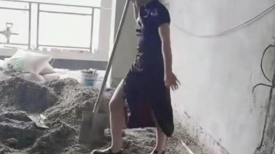 女业主亲自动手装修，忘情起舞被吐槽，装修工人: 这活儿没法干了