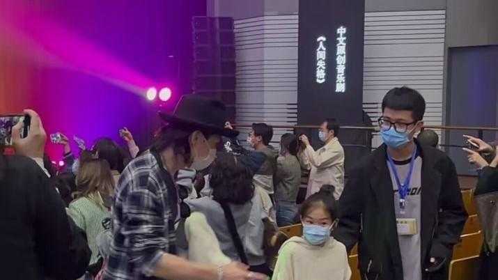 李承铉|李承铉带女儿看音乐剧，7岁Lucky又高又瘦，被指没小时候可爱