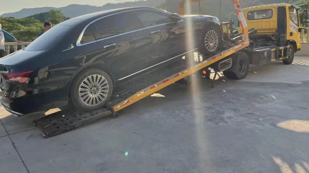 开着开着突然停止动不了，奔驰女司机魂都吓没了！