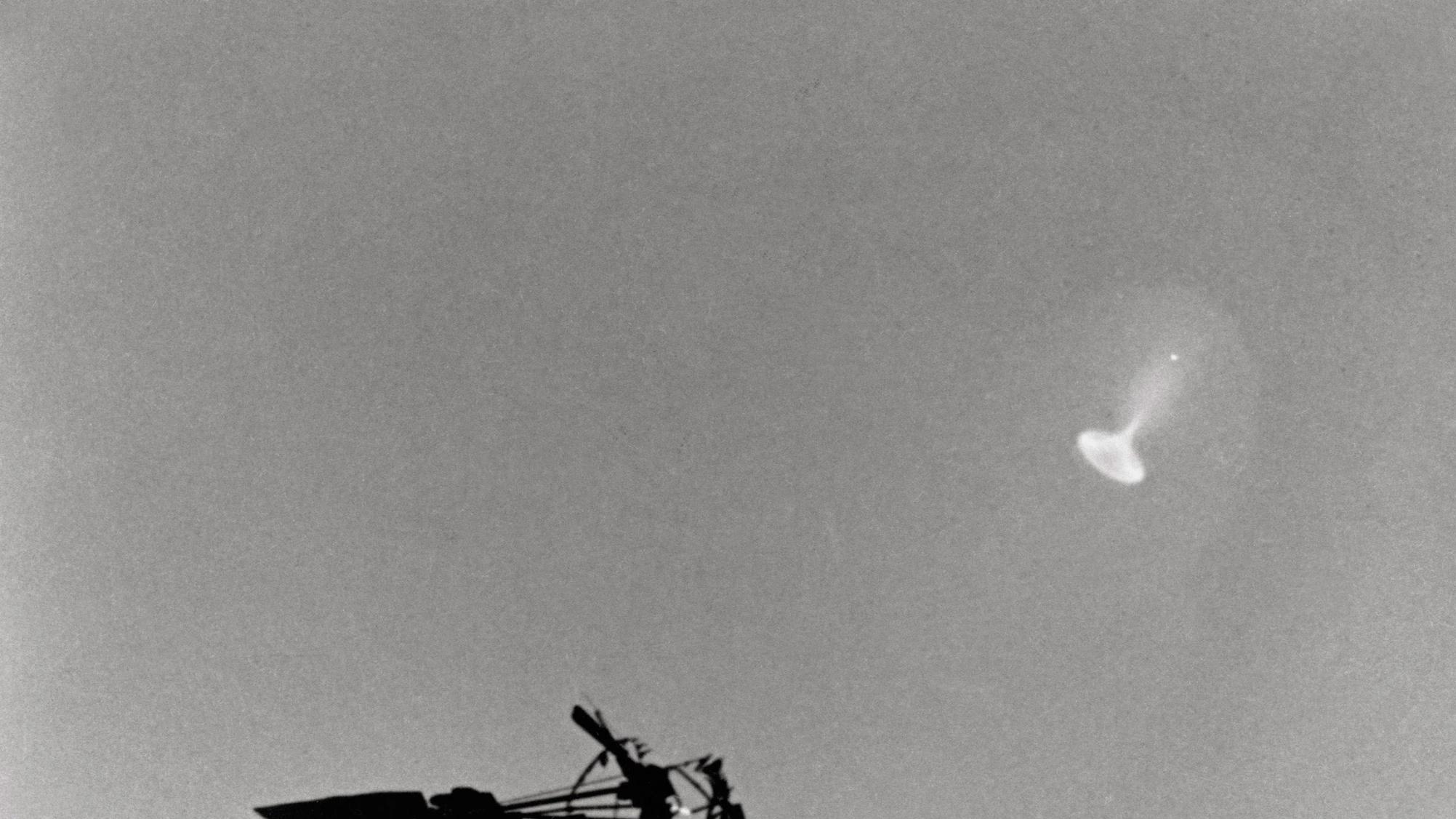 1966年密歇根大学女生宿舍夜晚集体目击UFO从漏斗形光圈中穿越而出！