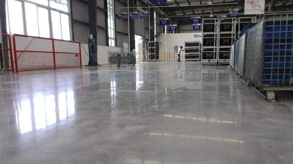 避免金刚砂耐磨地坪出现粉化现象要做到以下施工注意点