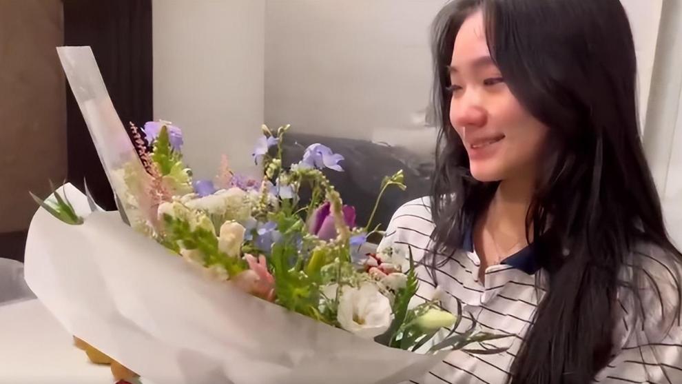 小S|小S在经历出轨风波后，低调为女儿庆生，母女四人相拥而泣