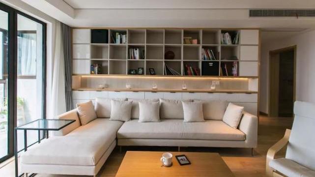 越来越多人不要沙发墙，学她家这样装，太实用了！衣帽间更是梦幻