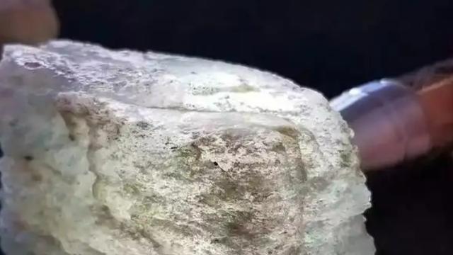 翡翠|翡翠原石脱砂是什么意思？不懂，请看这篇文章