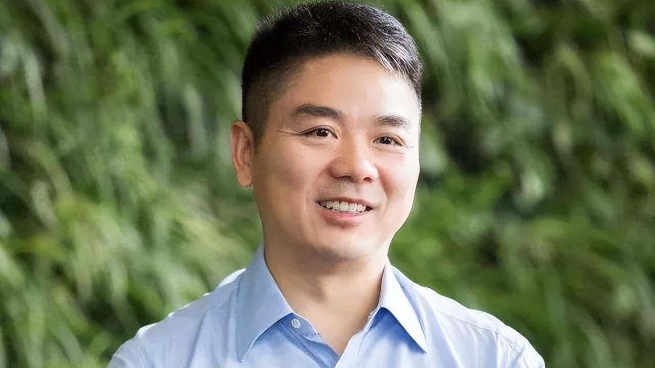 千亿富豪回老家，亲自给大爷点烟一人发一万，如今老宅却被泼油漆