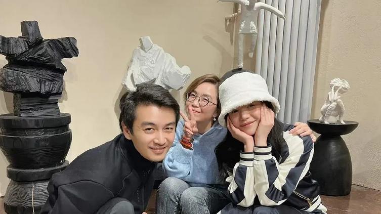 伊蒂之屋 陈晓陈妍希久违合照，女方减肥成功笑容美丽，男方胡茬未刮反差大
