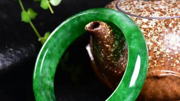 翡翠手镯|翡翠手镯的奥秘，透绿的翡翠手镯价格贵吗？买手镯这两点要注意