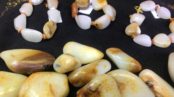 翡翠|和田玉为什么不能泡水？泡水后有着怎样的影响？能接触汗液吗？