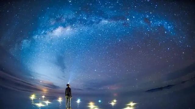 外星文明降临？新疆多地现巨大不明发光体，夜空中缓慢移动