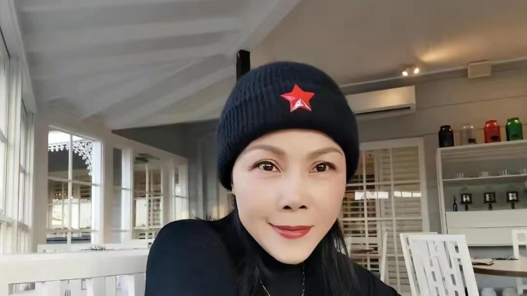 田震|?田震现身长沙路边啃玉米，姿势霸气腰间赘肉明显，穿百元衣接地气！