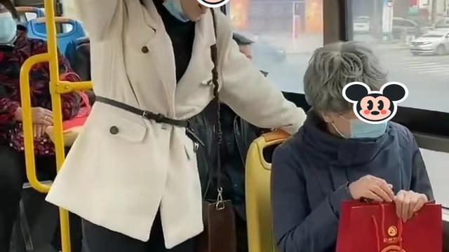 女子给老人让座被老人嘲笑：“我儿子20岁买车，你30岁还挤公交”