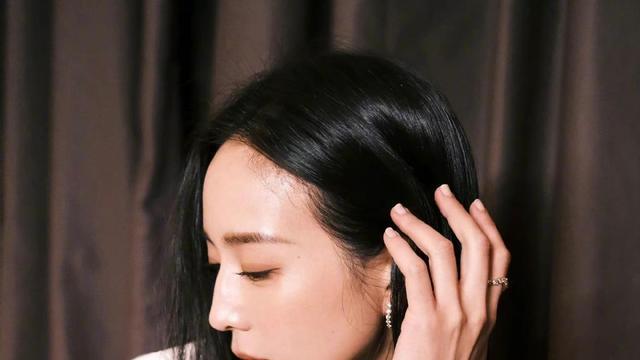 张钧甯|张钧甯“露腰工作服”上热搜，本人回应热榜话题，既耿直又喜感