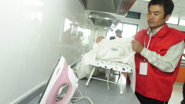 60岁男保姆自诉：一个月挣钱7000，我每天都很纠结。