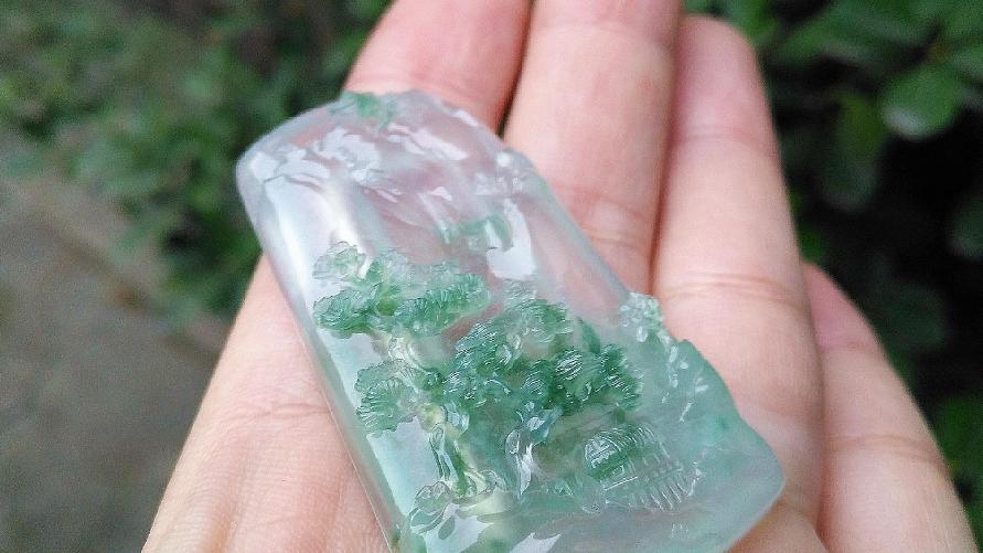 翡翠|翡翠是否要加以修饰呢？哪一类的翡翠更好？素身和雕花的区别