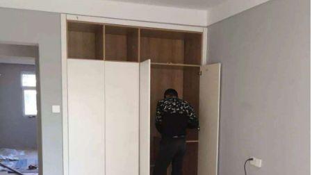 先铺木地板好还是先装衣柜？了解后才知道，幸好我家装对了！