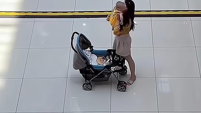 一男子在商场大发雷霆，丢下妻儿转身就走，妻子抱着孩子痛哭