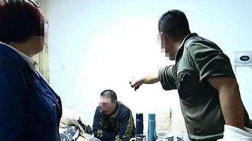 陕西一女房东与租客幽会，丈夫突然回家当场捉住，丝袜内裤凌乱