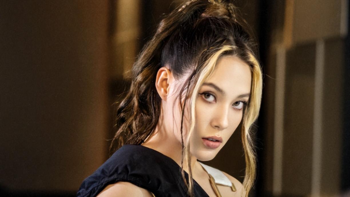 谷爱凌|谷爱凌现身巴黎名媛舞会，穿皮裤女王范十足，纤细大长腿太吸睛