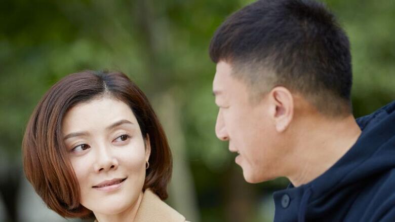 车晓|与山西首富离婚后：38岁车晓穿59元鞋子看展，现实还是打败了梦想