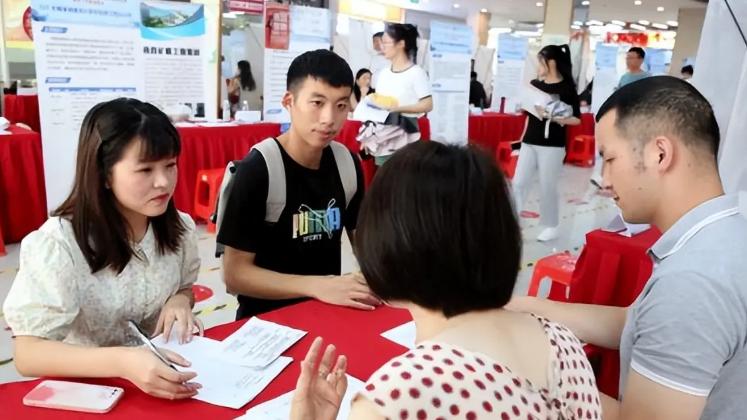 求职|教育局招聘在编教师，仅面向这8所高校的应届生，大学生: 公平吗？