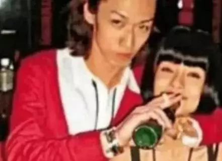 娱乐圈|成名前的baby：颜值高当背景板，为发展去日本，酒瓶怼酒强颜欢笑