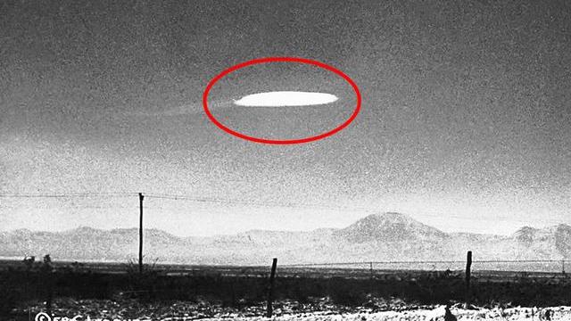 五角大楼公布UFO画面：发光球体快速经过军机