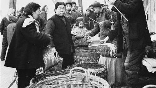 70年代被枪决的汤兰英：顿顿鸡鸭鱼肉，自行车有2辆，她贪了多少