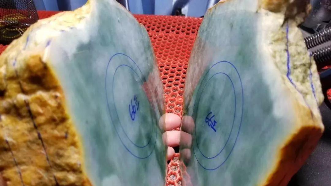 翡翠|小哥花30000买下一块翡翠原石，一刀切出色花飘天飞！