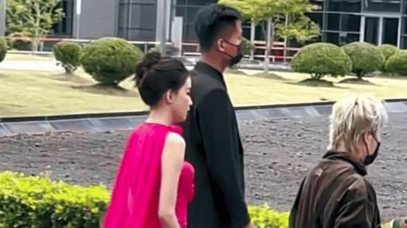 孙怡|孙怡穿薄纱裙参加活动！开叉太高露一截安全裤，全程用手压住走路