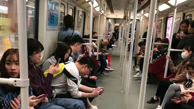 杭州女子地铁被小男孩抢座袭胸，家长拒不道歉：孩子小不懂事