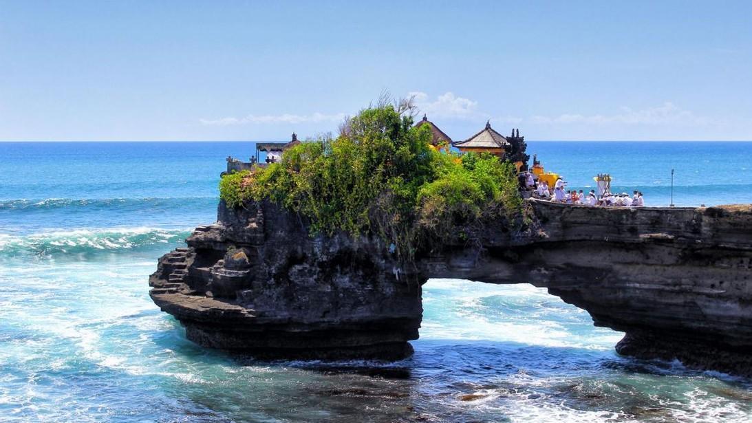 巴厘岛|巴厘岛“神奇”的寺庙，黄昏时分美到窒息，涨潮成岛屿退潮变陆地