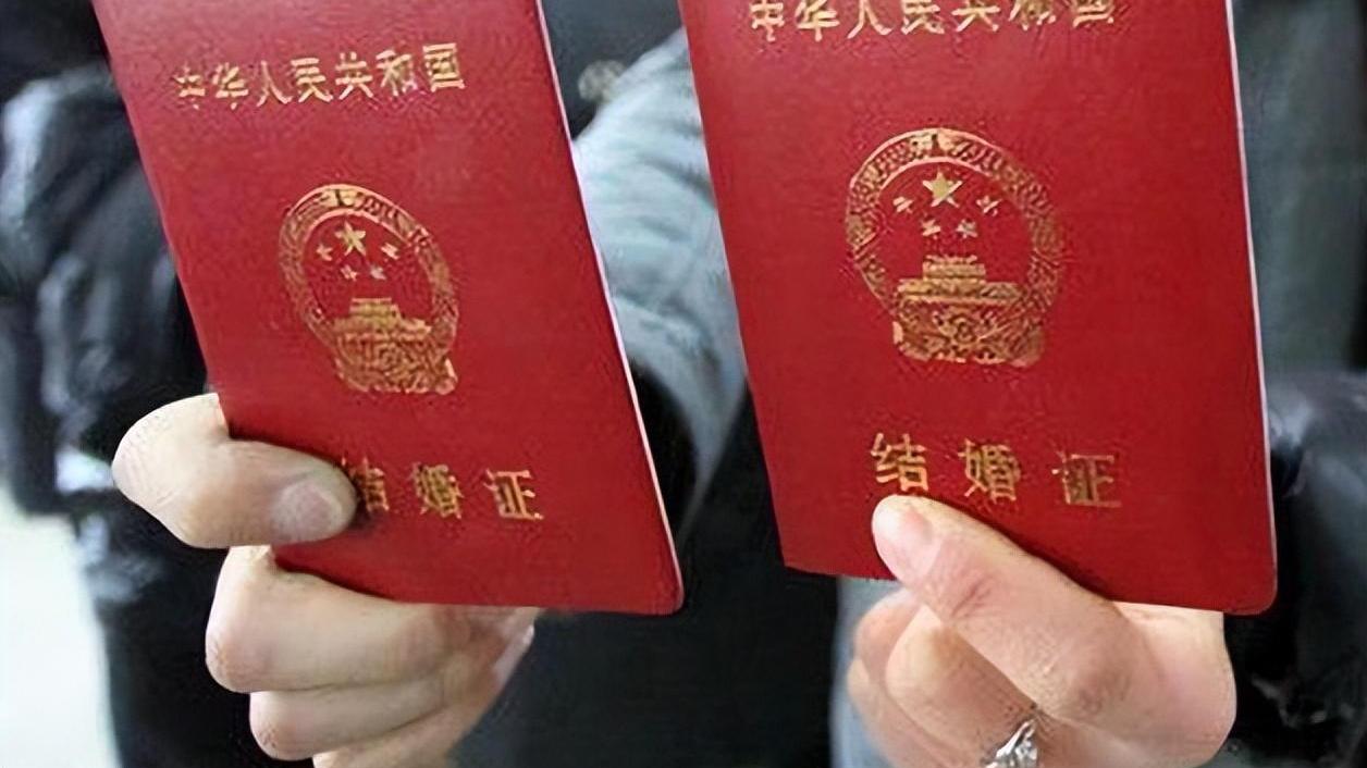 湖北女子带娃回娘家，女婴在高速路上飞出窗外，妈妈为何不停重复一句话？