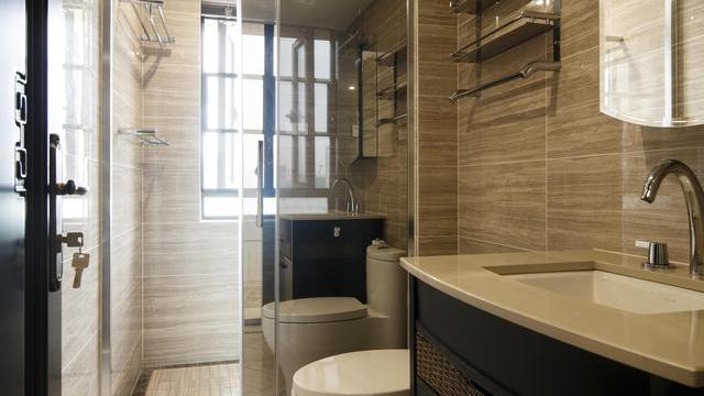 卫生间装木门还是金属门？选哪种金属？要不要装玻璃？