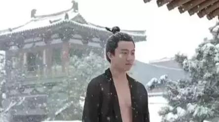 黄轩|陈凯歌对黄轩说：你只要穿着单衣，在雪地里站45分钟，就额外给你20万！