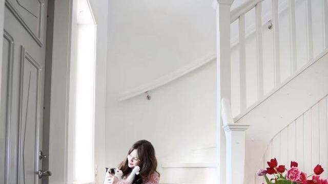 39岁瑞典女主晒自建房火了，不华丽但精致温馨，一家四口生活幸福