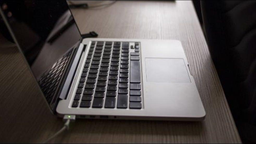 应该让自己的笔记本电脑一直插着电源吗？或者充满电在拔掉电源？