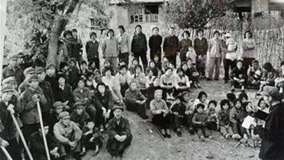 1988年山东农妇登基称帝，面对踹门而入的警察，还怀抱着一年轻男子