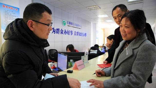 退休时忘了交“这份材料”，以后每年或少领8640元，不知道会很吃亏