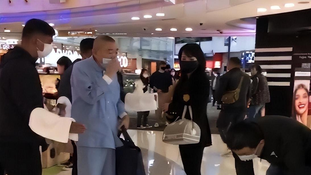 刘銮雄|和好了？刘銮雄吕丽君分手8年首次合体逛街，曾给女方20亿分手费