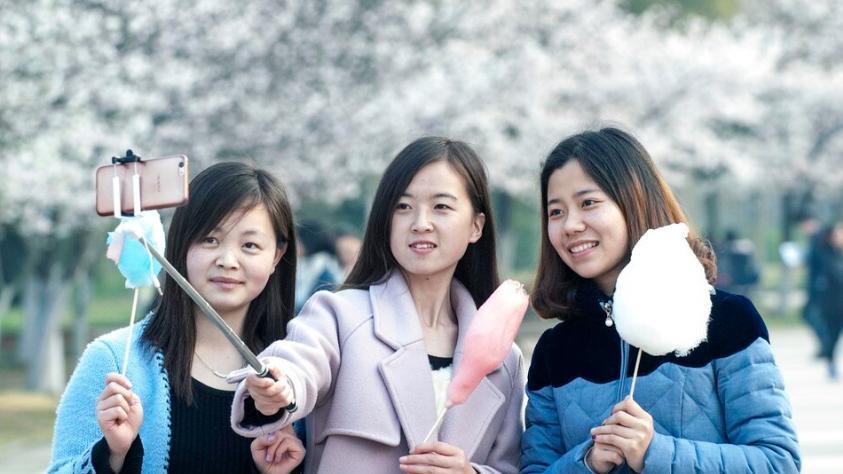 女生吐槽学校上厕所排长队：10个坑位保洁占6个，属实有些欺负人