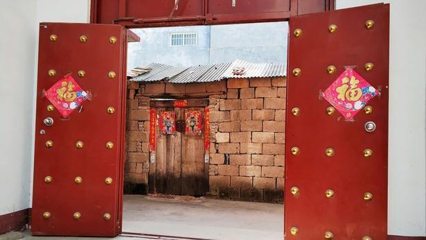 案件：武汉男子与妻子起争执，开车将妻子撞倒碾压致死，场面曝光