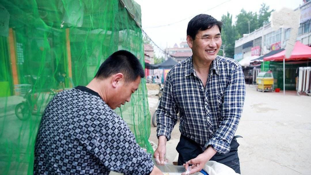 草帽姐|名利双收的“大衣哥”；昙花一现的“草帽姐”。