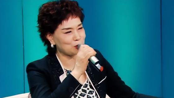 纪实：男子出差提前回家，发现女友穿睡衣和同事吃龙虾，女友：来不及