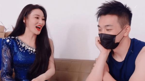 张馨予|张馨予获老公探班全程超激动，夫妻当众打情骂俏，婚后感觉更甜了