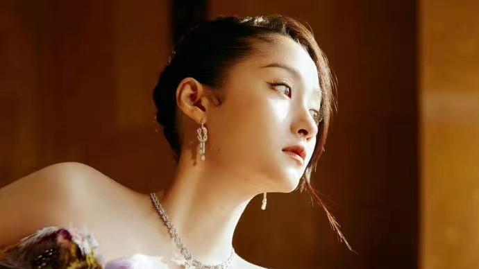 关晓彤|飞天奖红毯女星造型被群嘲，关晓彤肩宽头小不协调，孙俪几乎乱穿