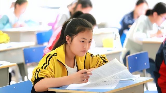 大学 “学美容还是学美发”，中考落榜生到技校报名时的表现，叫人心疼