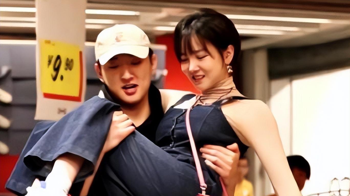 于小彤|感情稳定！于小彤与女友穿情侣装逛街，新欢中指佩戴钻戒车内抽烟